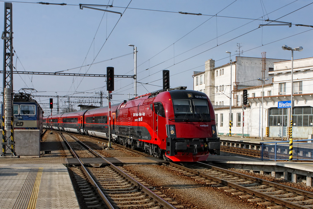 Railjet přijiždí do Břeclavi... (Foto: F. Hejl)